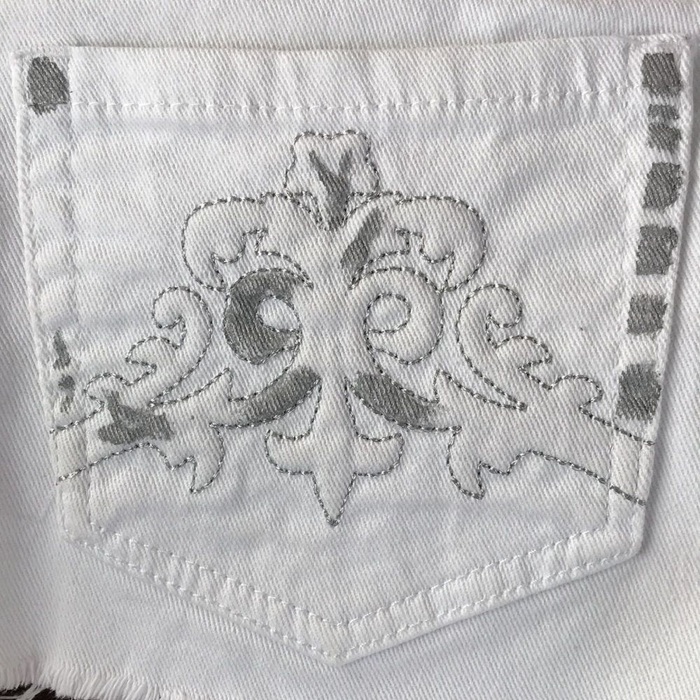 Low rise Shorty shorts - white jean 34” hip/lower waist as it sits lower.   9/10 - Picture 9 of 9